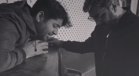 VIDEO: Imran Ashraf hums the tune of ‘Meray Paas Tum Ho’ as Adnan Siddiqui plays the piano