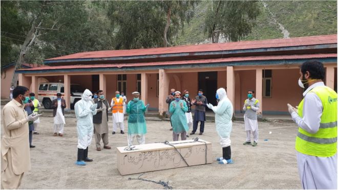 KP doctor bathes coronavirus patient’s body, leads funeral prayers after cleric’s refusal to do so