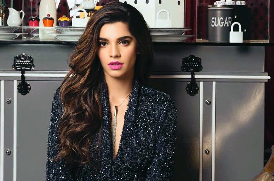 Sanam Saeed receives flak for criticising opposition parties