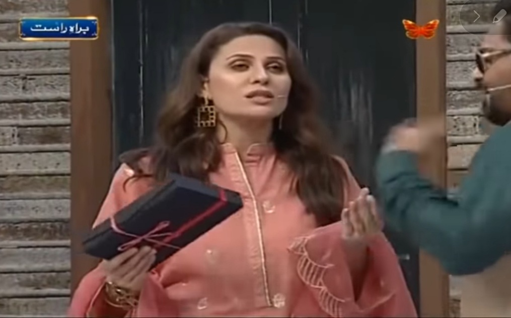 VIDEO: Nausheen Shah scolds Dr Aamir Liaquat on live television