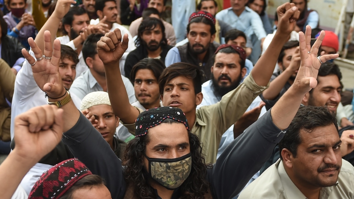 Hundreds of PTM workers stage sit-in for release of Ali Wazir