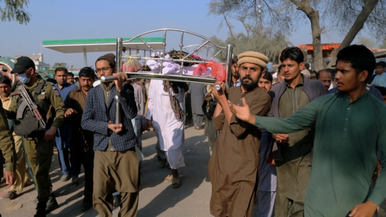 Large mob lynches man over alleged blasphemy, PM Khan condemns