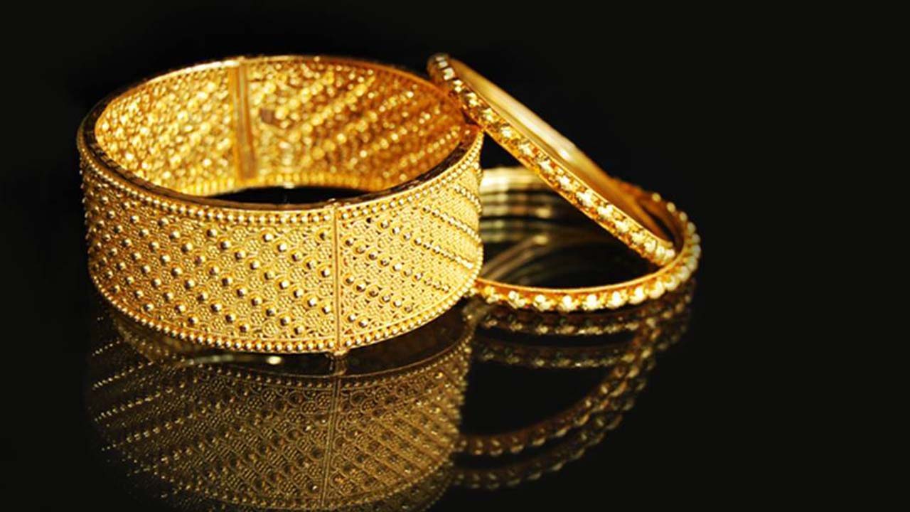 Gold prices dip by $8 internationally, Rs1,200 locally