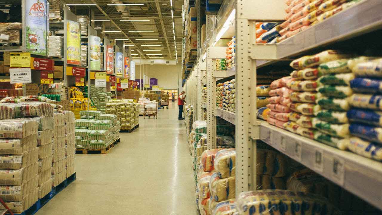 Shopkeepers fined in Islamabad for not adhering to DC rates