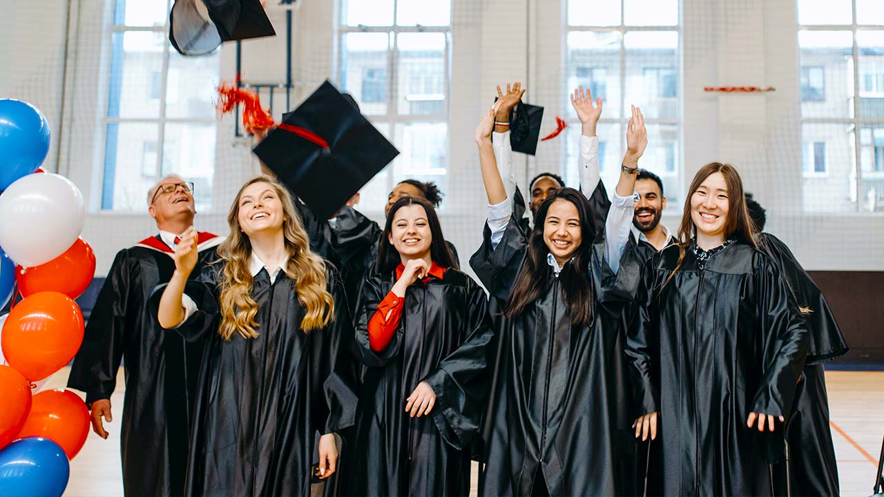 UK job market: Rise in unemployment, but paychecks soar to new heights