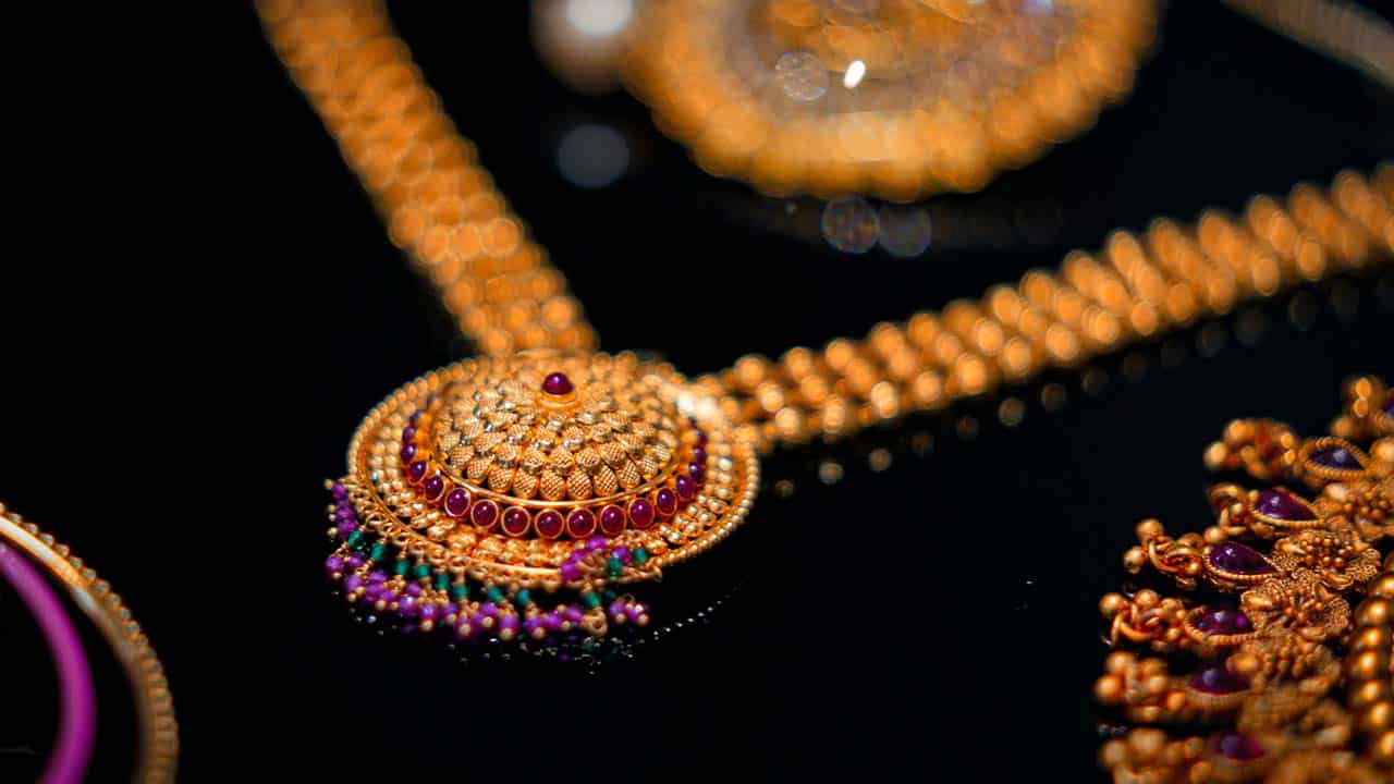 Gold price surges by Rs4,900 in a single day, reaches Rs202,000 per tola 