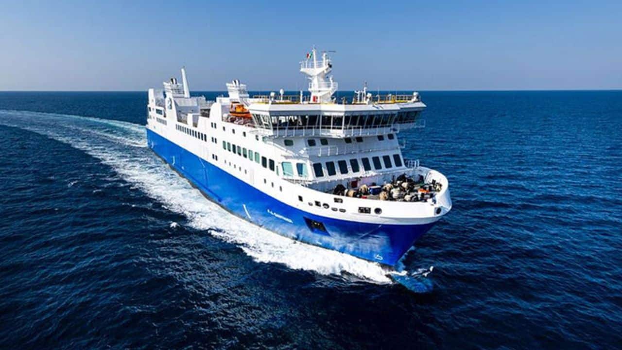 Yamaha proposes a ferry service linking Do Darya and Port Qasim, expanding water sports facilities in Sindh