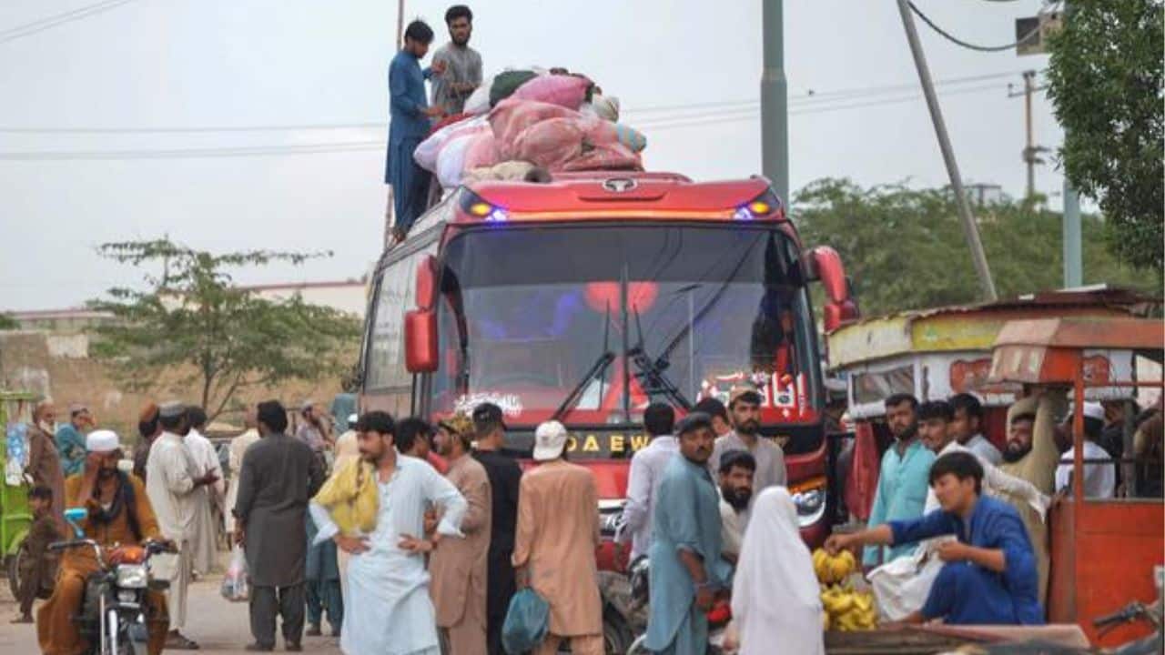 Many illegal Afghan citizens living in Pakistan are heading back to their homeland by October 31.
