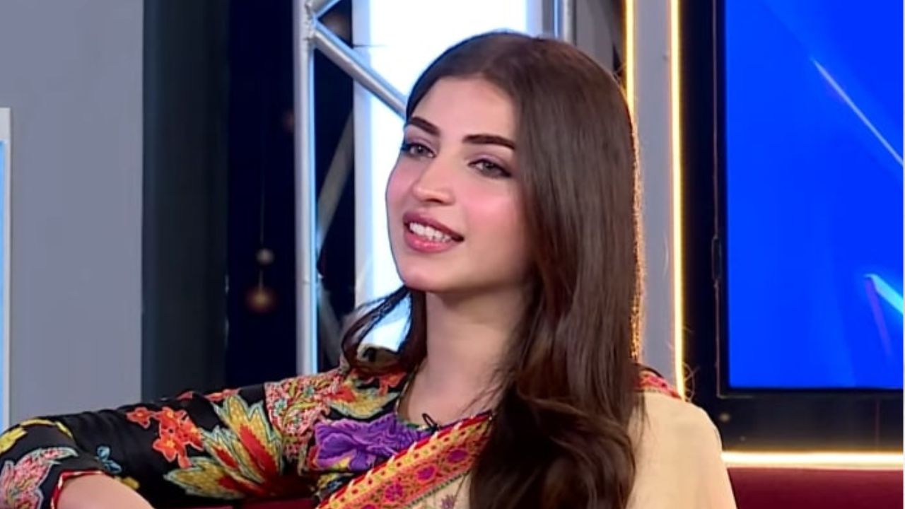 Drama celebrity Kinza Hashmi has revealed her first paycheck when she made her teenage debut in dramas