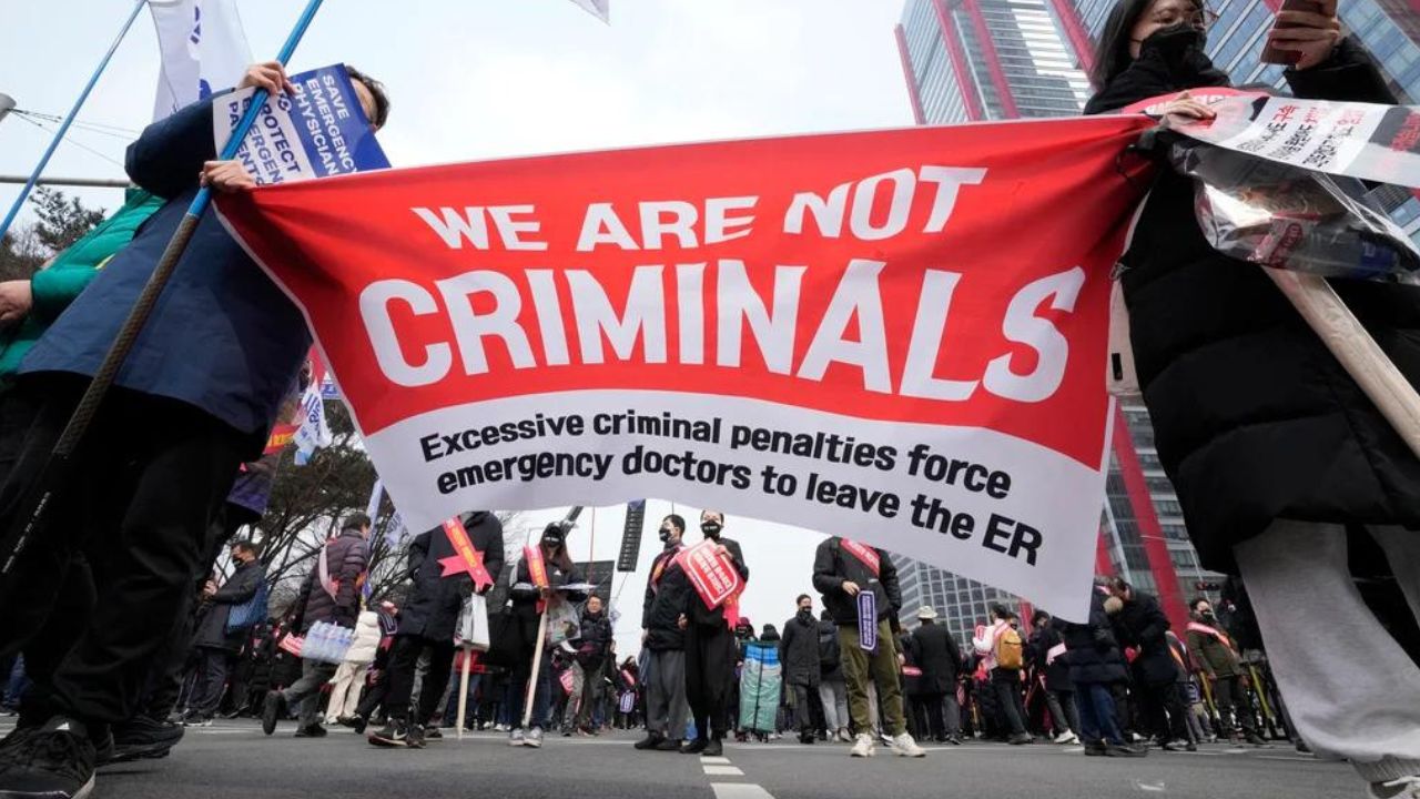 S. Korea starts procedures to suspend licences of 4,900 striking doctors