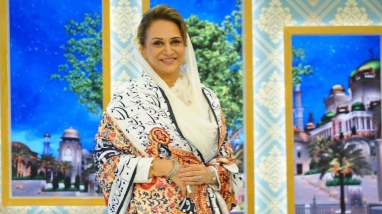 Bushra Ansari wears shawl with urdu poetry on it