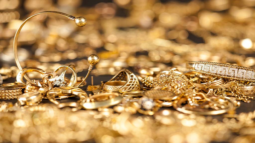Gold price surges to Rs241,000 per tola with Rs400 increase