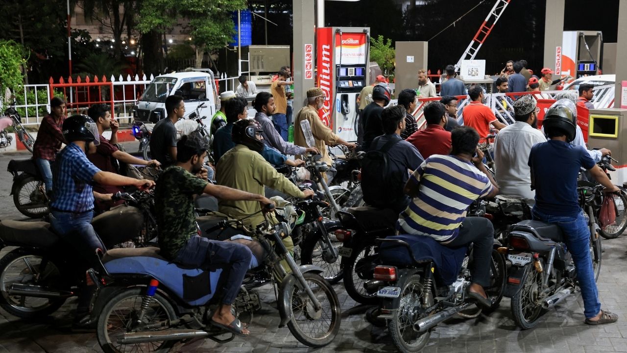 Petroleum dealers strike as OGRA directs oil companies to keep pumps open