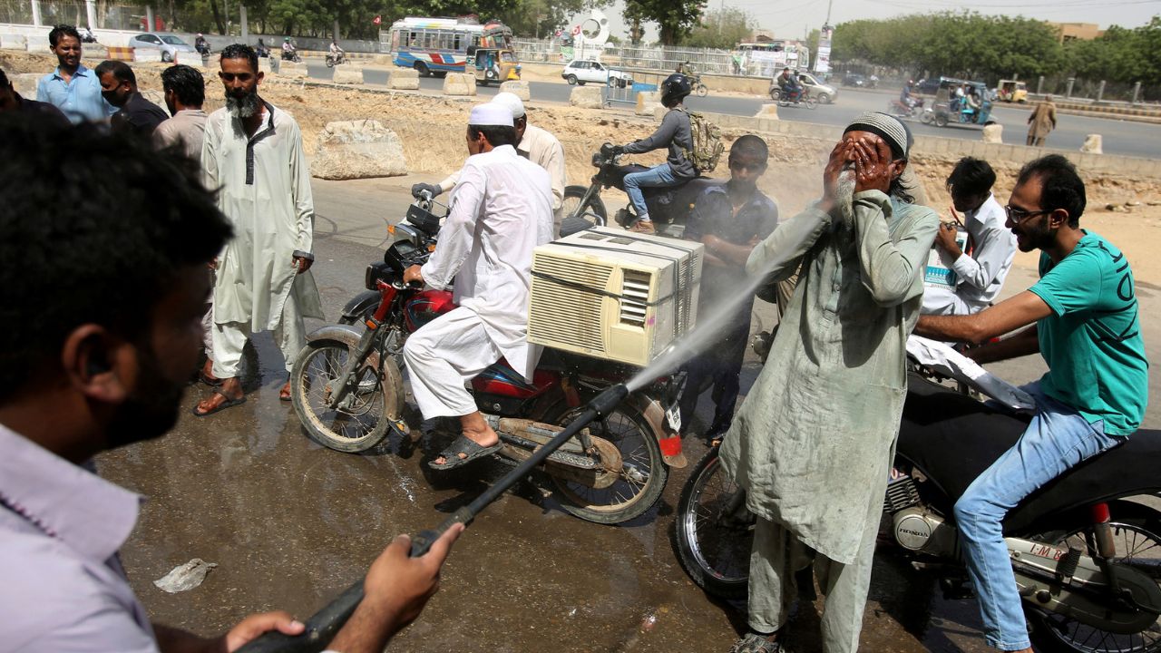 What is causing extreme heat in Karachi?